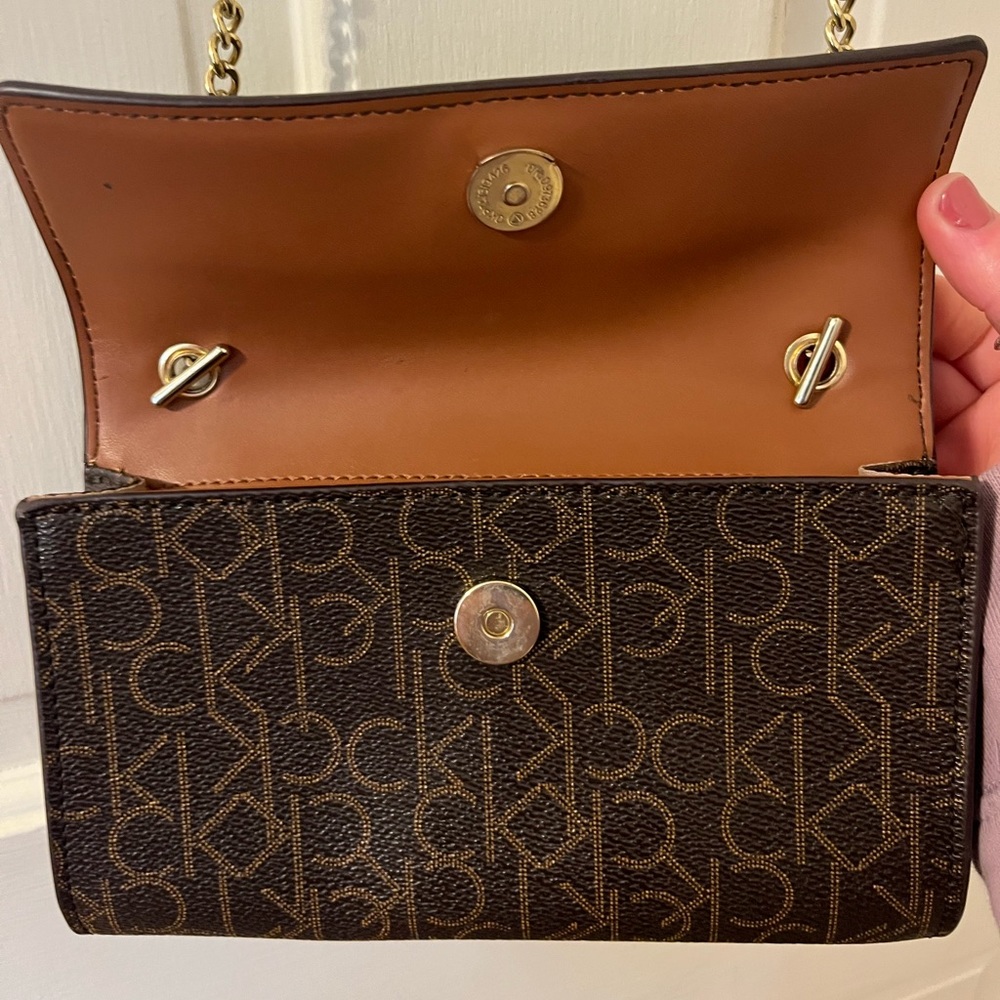 Calvin Klein mix purse, bad, wallet in the color brow.